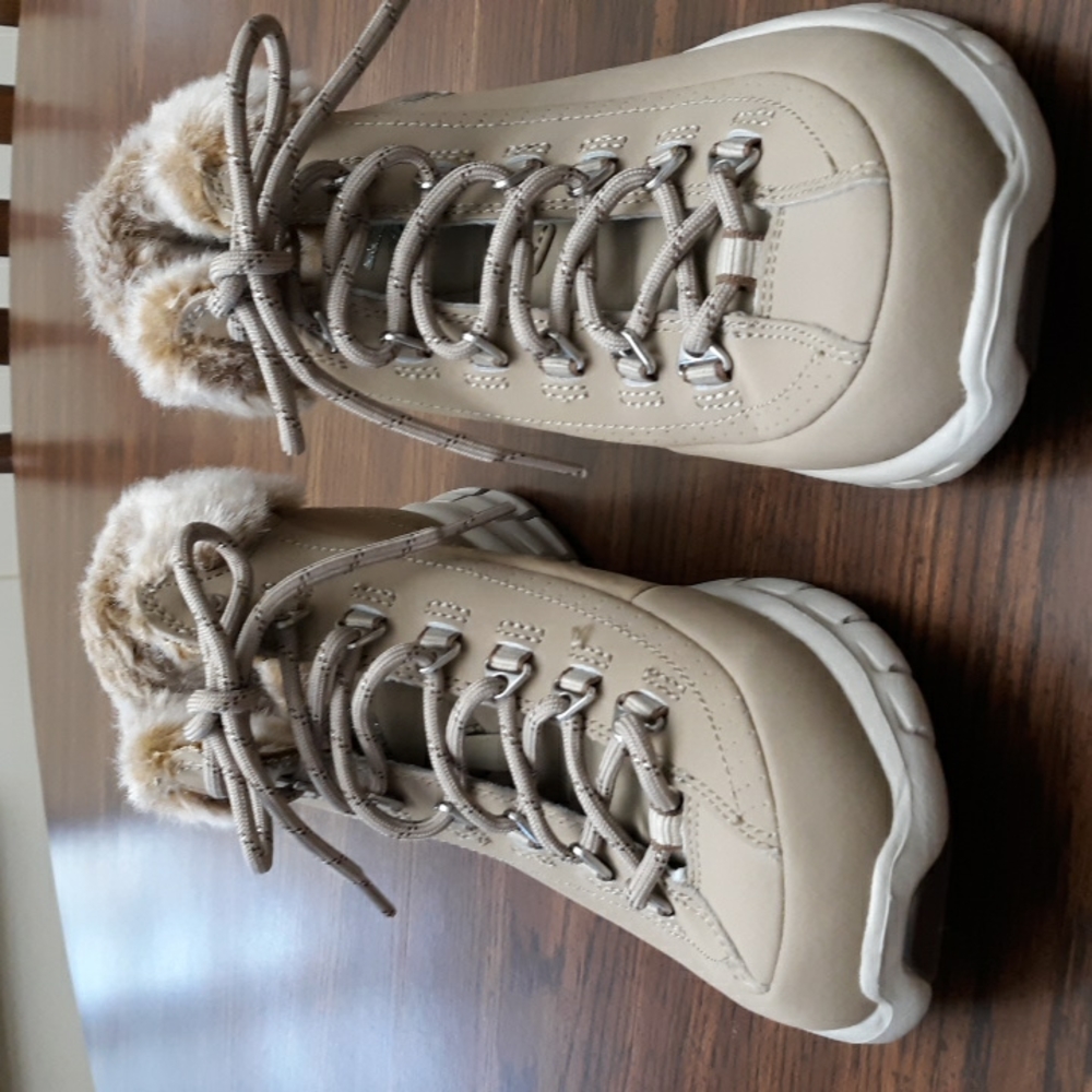 NWOT SKECHERS DUAL LITE BOOTIES